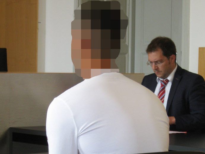 Der Angeklagte mit seinem Verteidiger Anwalt Manuel Dietrich.