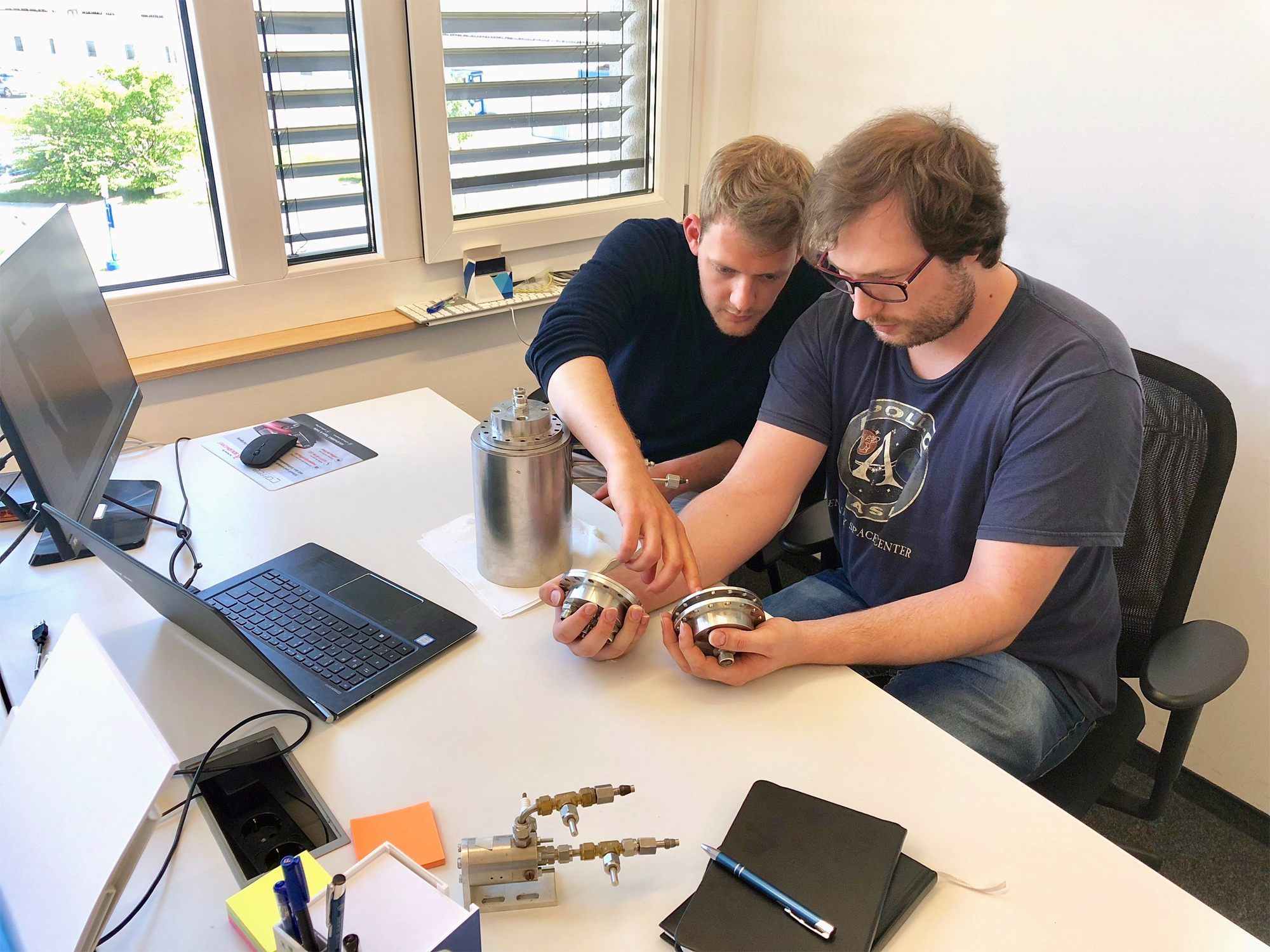 Daniel Metzler und Markus Brandl feilen an Raketenantriebs-Modulen.