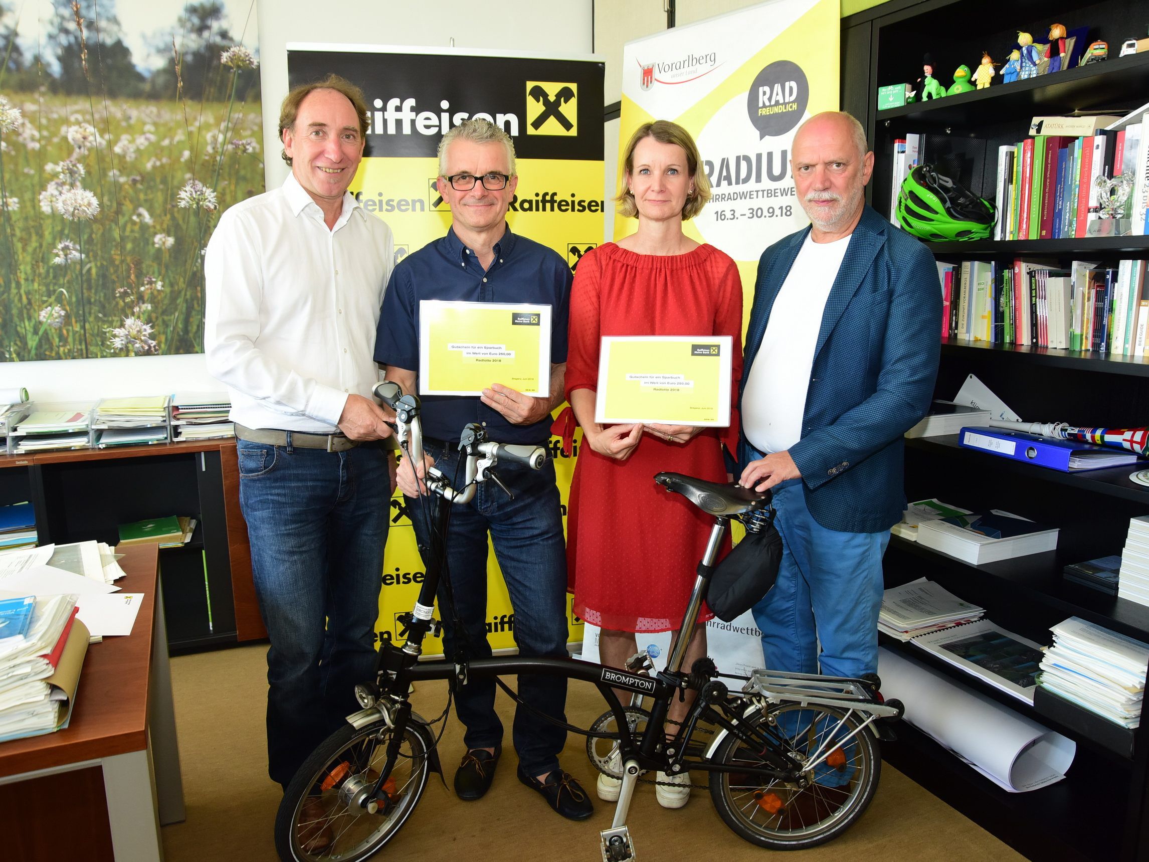 LR Rauch überreichte Radlotto-Preise im Landhaus