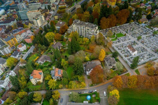 Die großzügigen Gärten wurden der Villa zum Verhängnis. - VOL.AT/Paulitsch