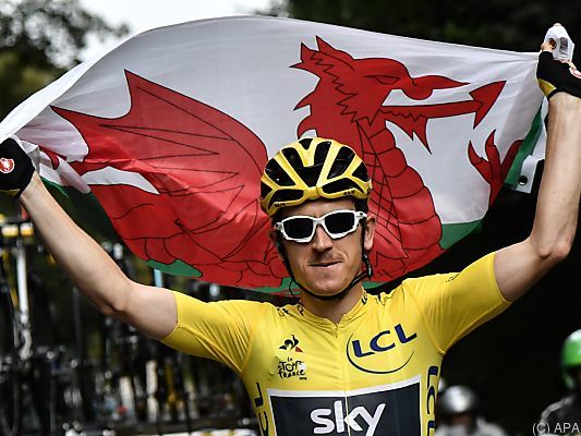 Geraint Thomas feiert mit der walisischen Fahne