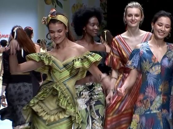 Modedesignerin Lena Hoschek begeistert auf der Berlin Fashion Week mit kräftigen Farben.