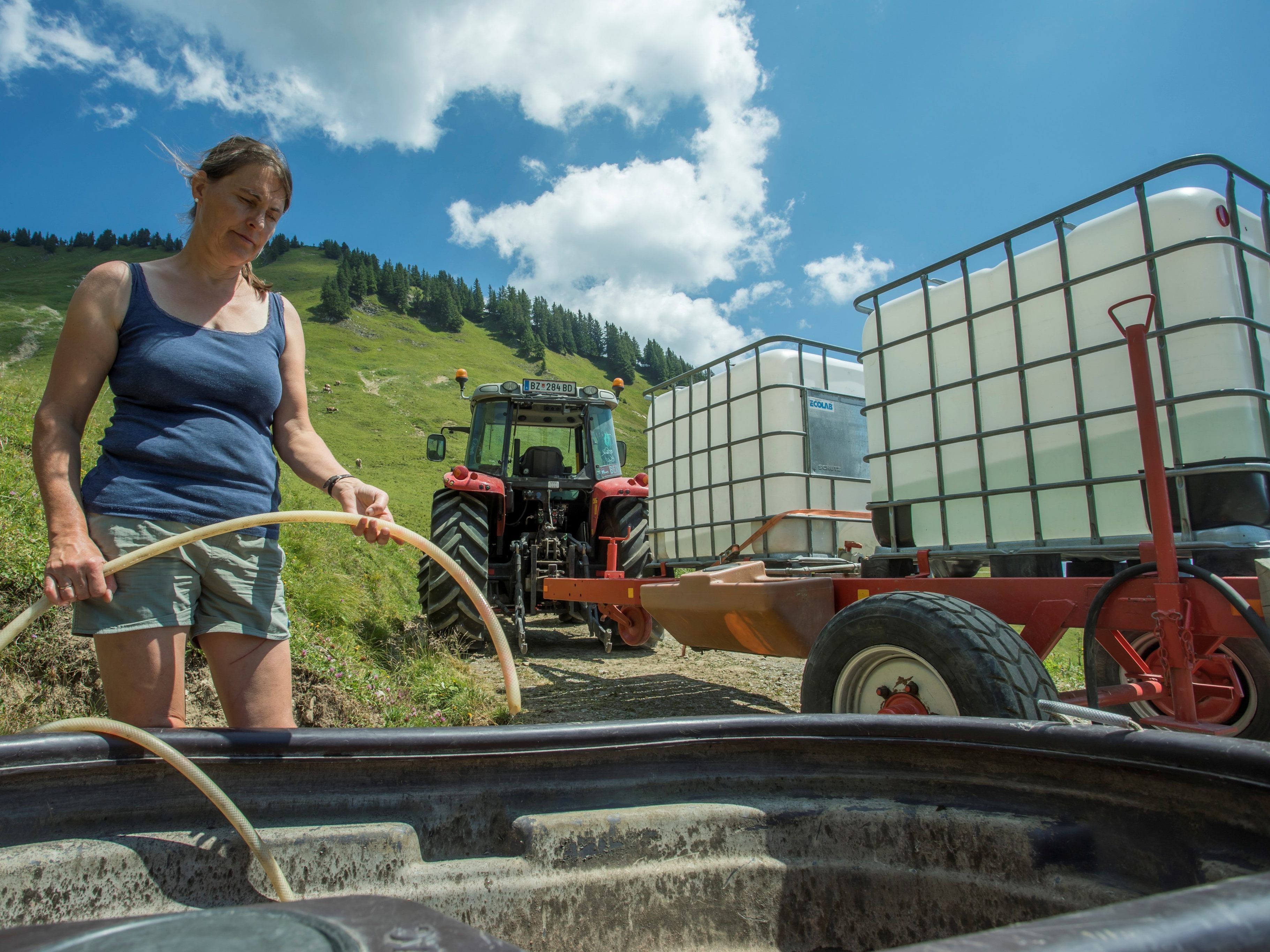 Mit Tankwagen wird Wasser auf die Alpen transportiert.