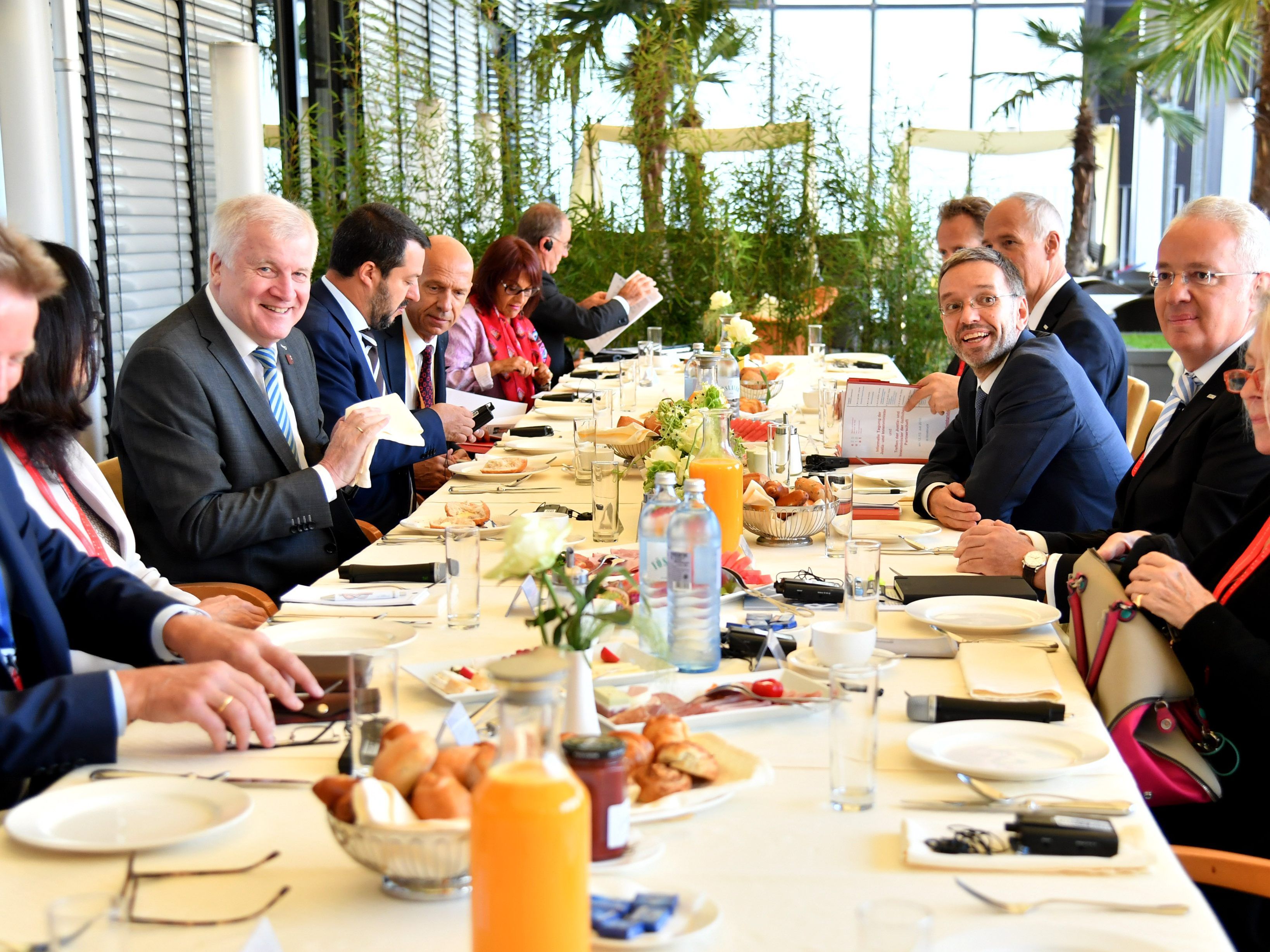 Beim Frühstück sprach man über die Asylpolitik.