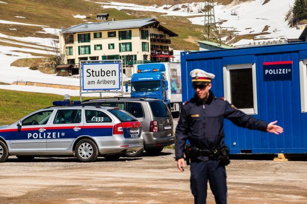 Am Arlberg wird das Fahrverbot regelmäßig kontrolliert. - VOL.AT/Steurer
