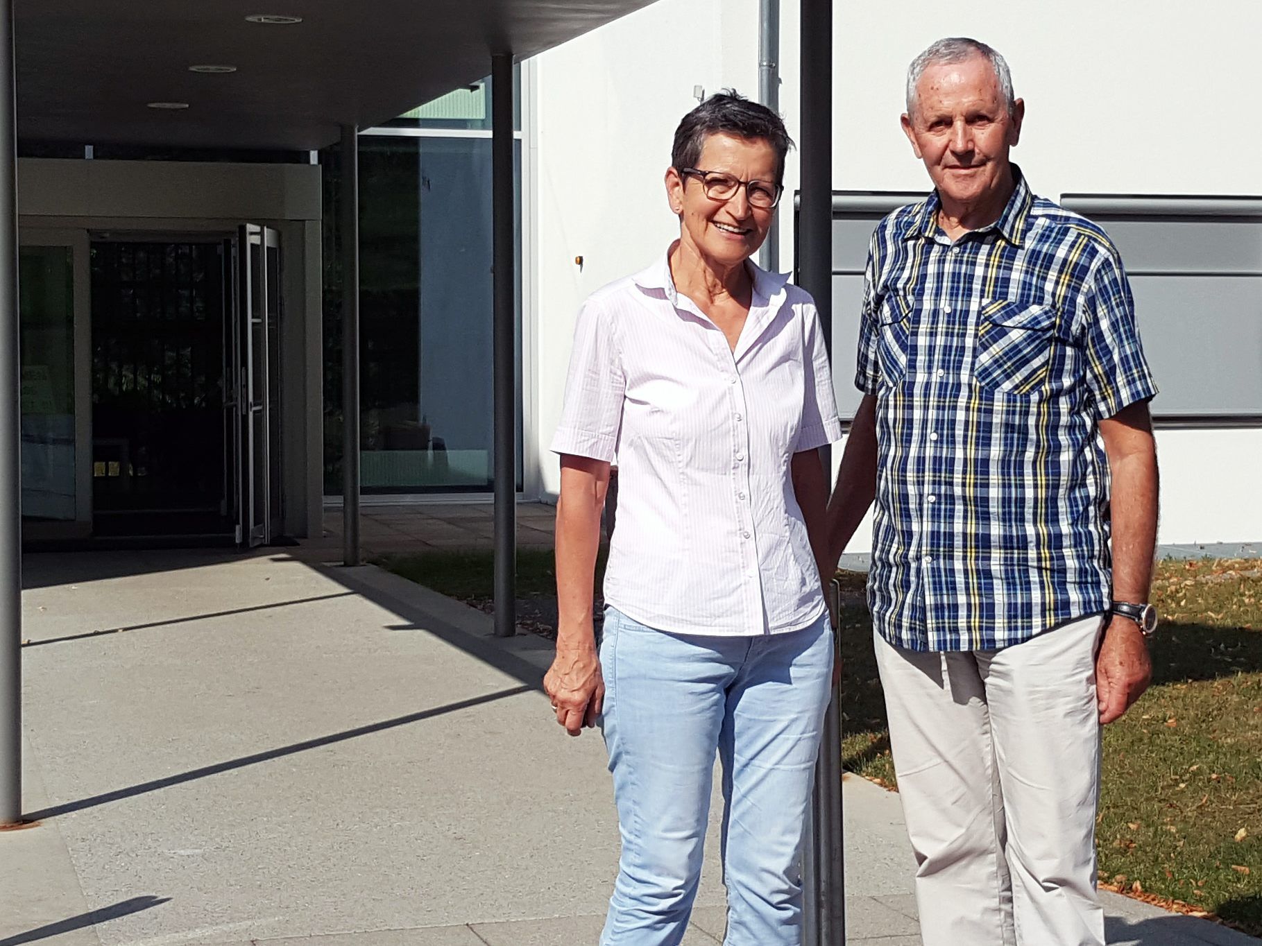 Der Präsident der Stiftung Maria Ebene gratuliert der neuen Vorstandsvorsitzenden, Greti Schmid, zur neuen Aufgabe.