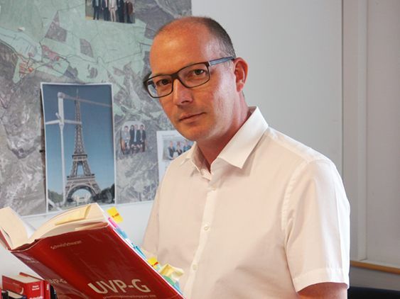 Christian Winder ist von Beginn an für die juristische Betreuung des Umweltverträglichkeitsprüfungs-Verfahrens und privatrechtliche Vereinbarungen zuständig.
