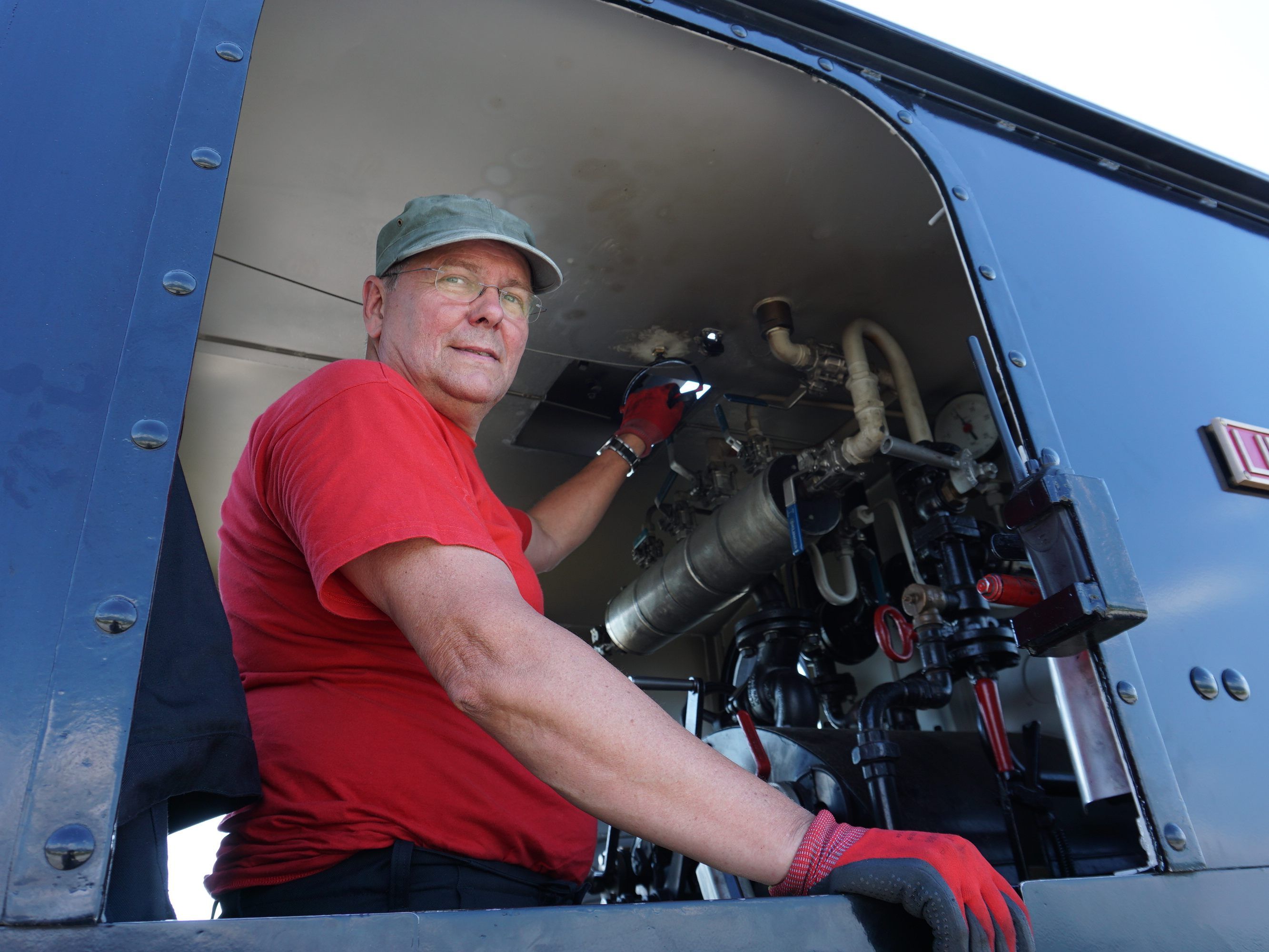 Auf geht´s: Bei 65 Grad im Lokführerstand bringt Jürgen Prius das alte Schätzchen aus dem Jahr 1920 auf Touren.
