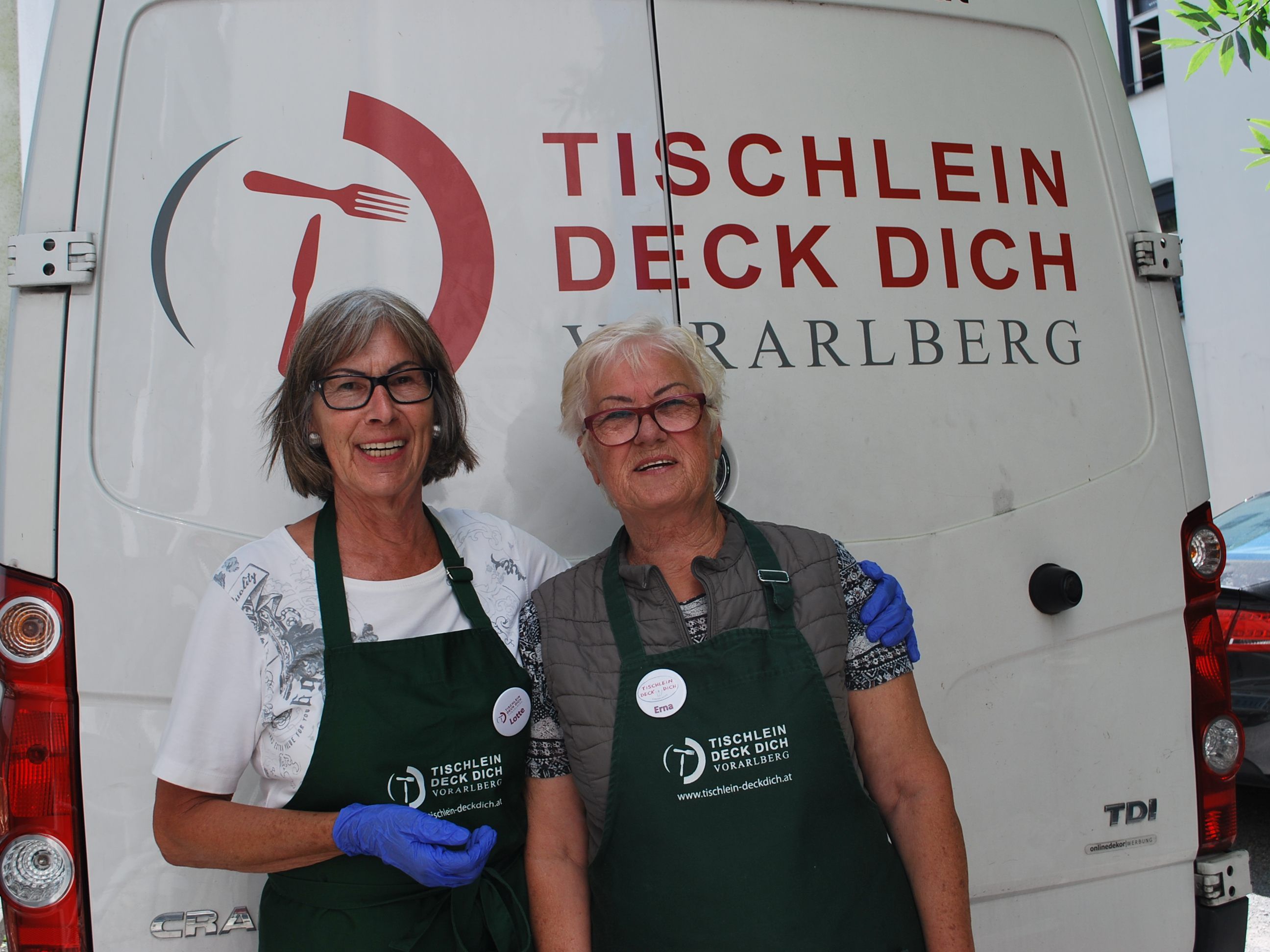 Lotte Dietrich, Erna Feiner (vl). Ohne die ehrenamtlich arbeitenden Frauen und Männer geht bei „Tischlein deck dich“ nichts.