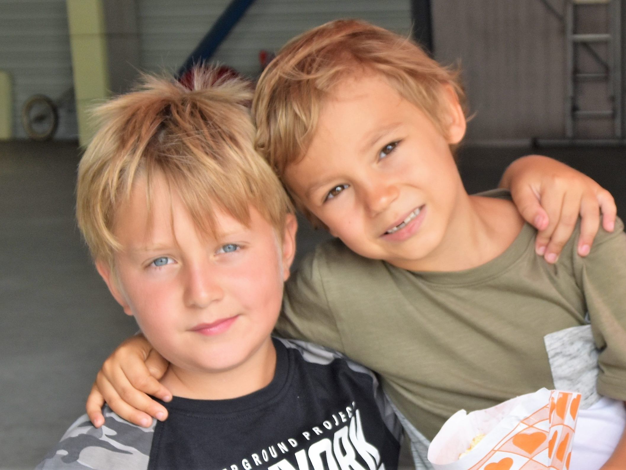 Elias Wiland und Laurin Parmetler: Kleine Helfer im Einsatz