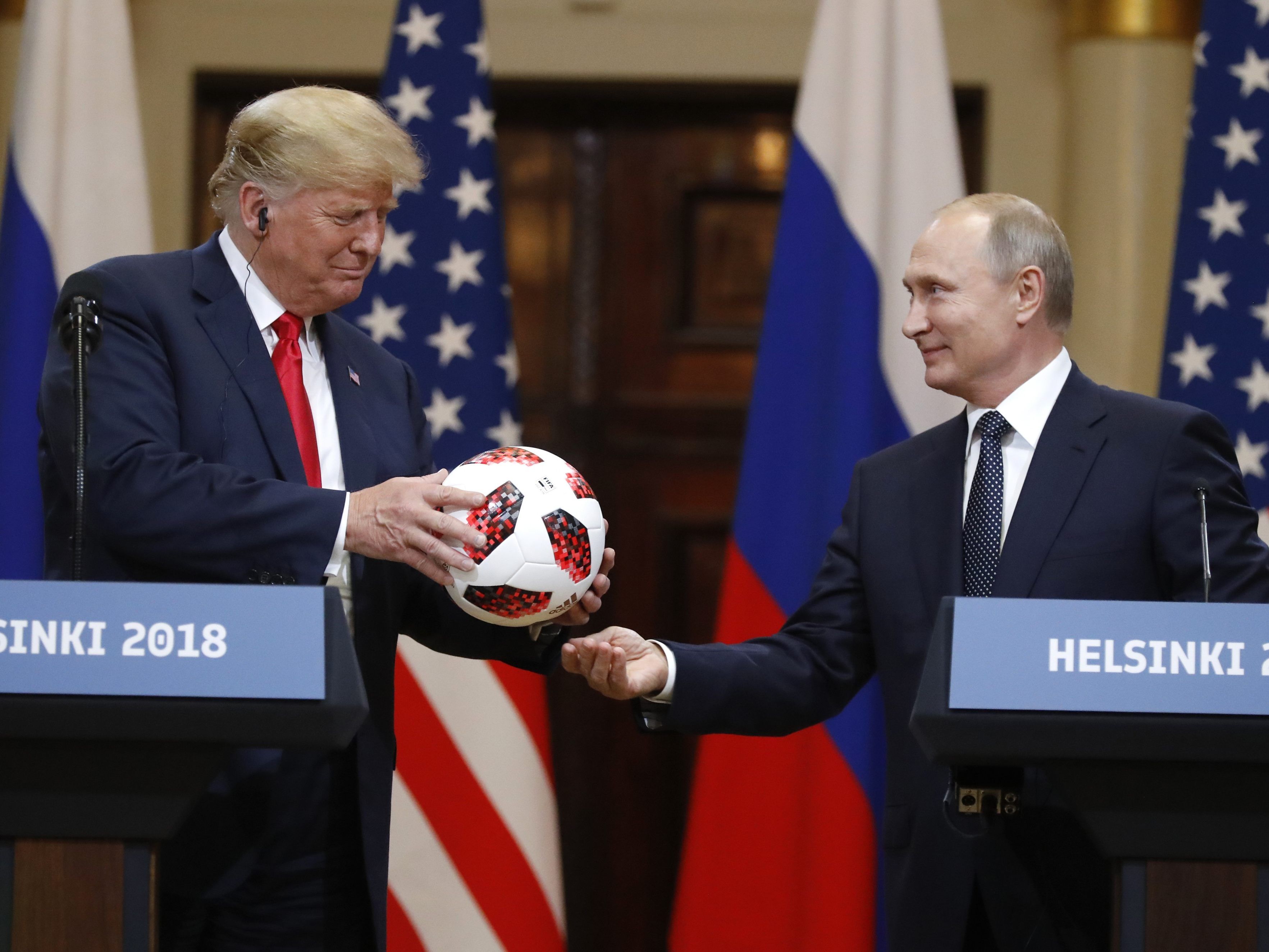 Ein Fußball als Geschenk von Putin