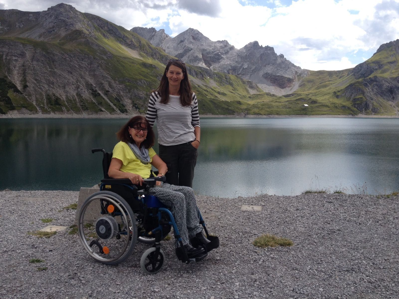 Renate Frey wurde für ihr Foto zum Thema "Persönliche Assistenz beim Wandern" prämiert.