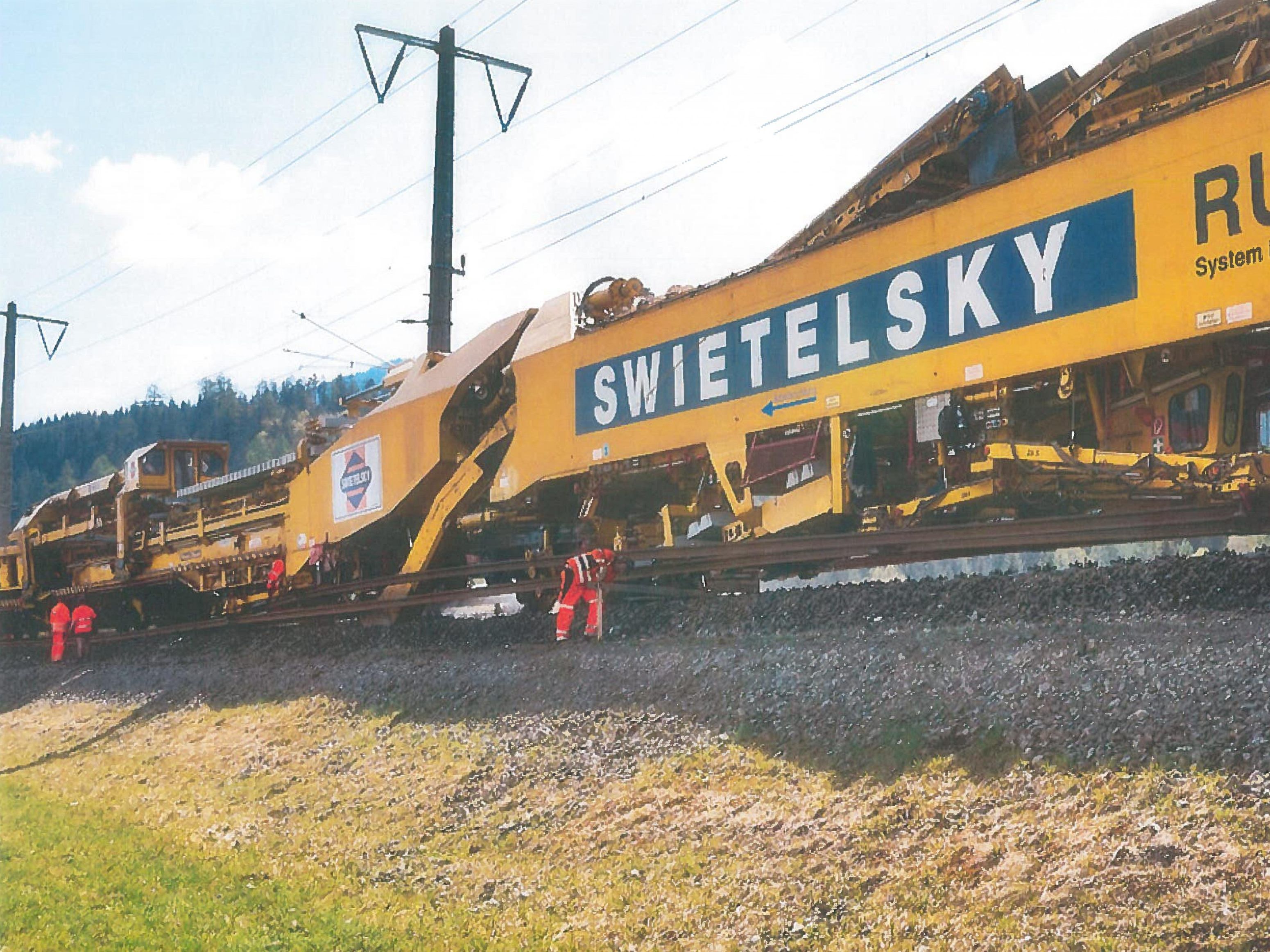 Für die Arbeiten kommen auch schwere Gleisbaumaschinen zum Einsatz.