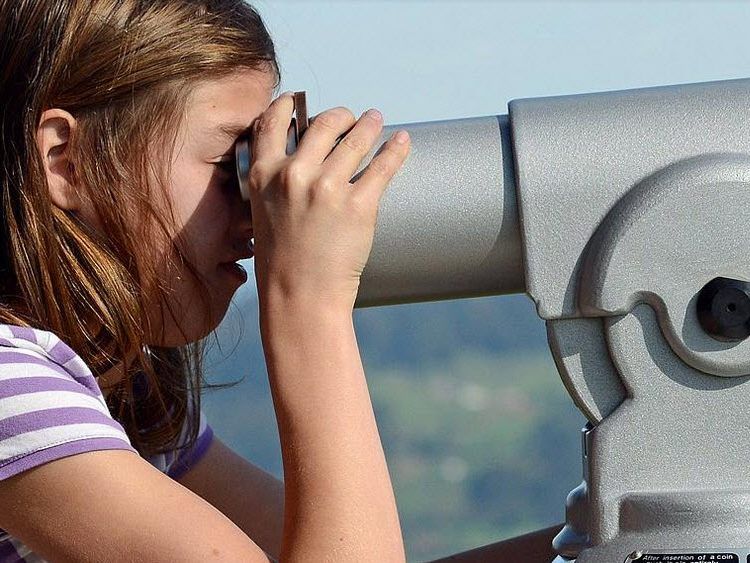 Der Blick durchs Fernrohr lässt die Größe der Alpen erahnen
