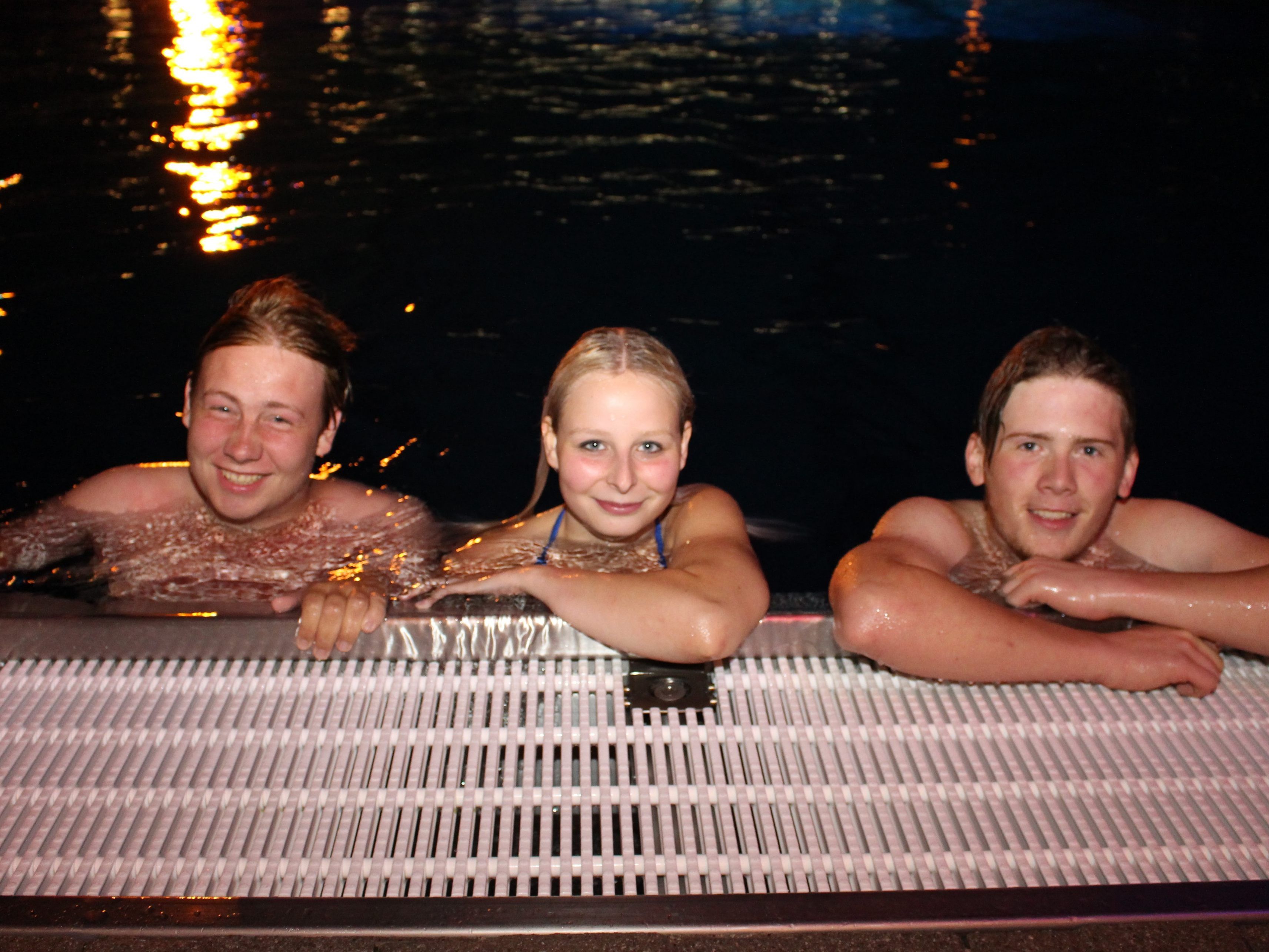 Samuel Hämmerle, Natalie König und Sebastian Haingartner genossen die gute Stimmung im Parkbad