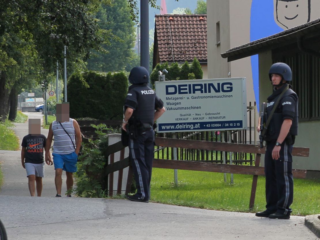 Polizeibeamte waren mit Schutzausrüstung im Einsatz und sperrte die Zufahrt zum Einsatzort.