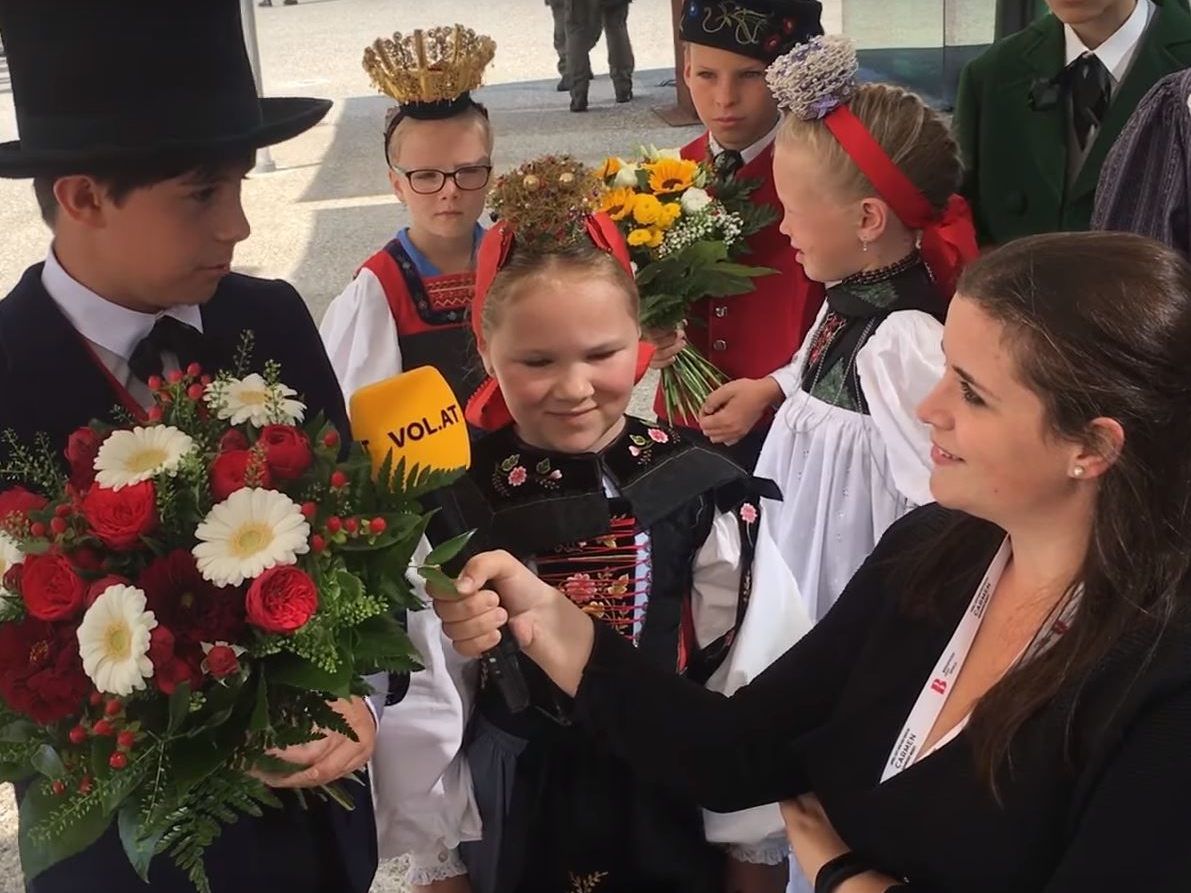 Die traditionellen Blumenkinder bei der Eröffnung der Bregenzer Festspiele vor der Kamera.