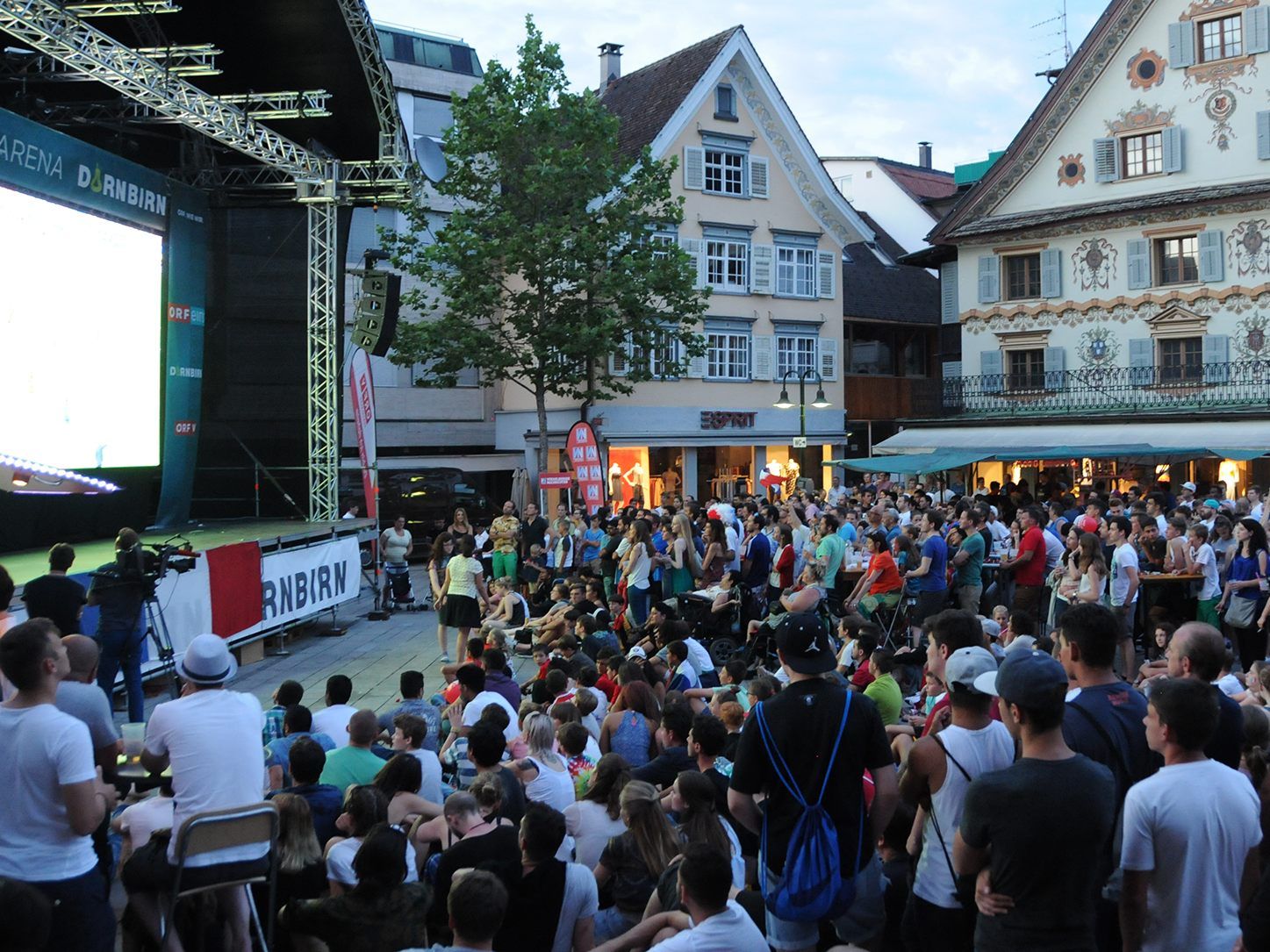 Gemeinsam Fußball schauen auf dem Marktplatz