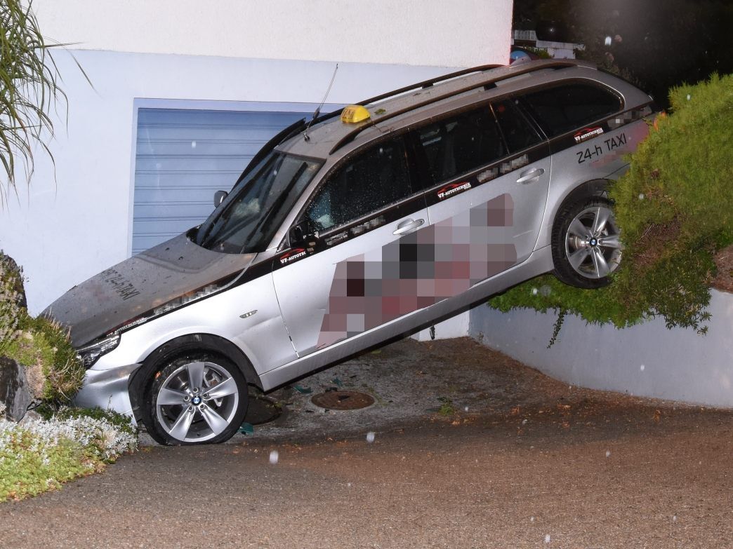 Das entwendete Taxi landete nach seiner Irrfahrt total beschädigt vor einer Garageneinfahrt.