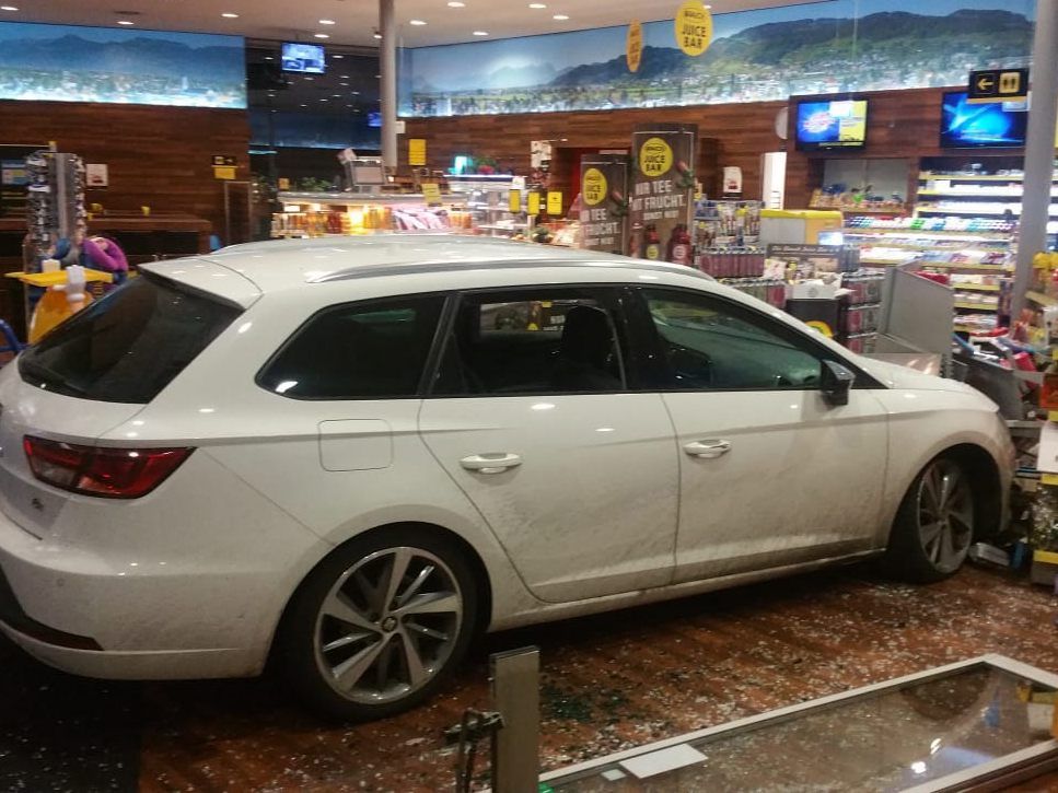 Der 32-Jährige krachte in den Tankstellenshop.