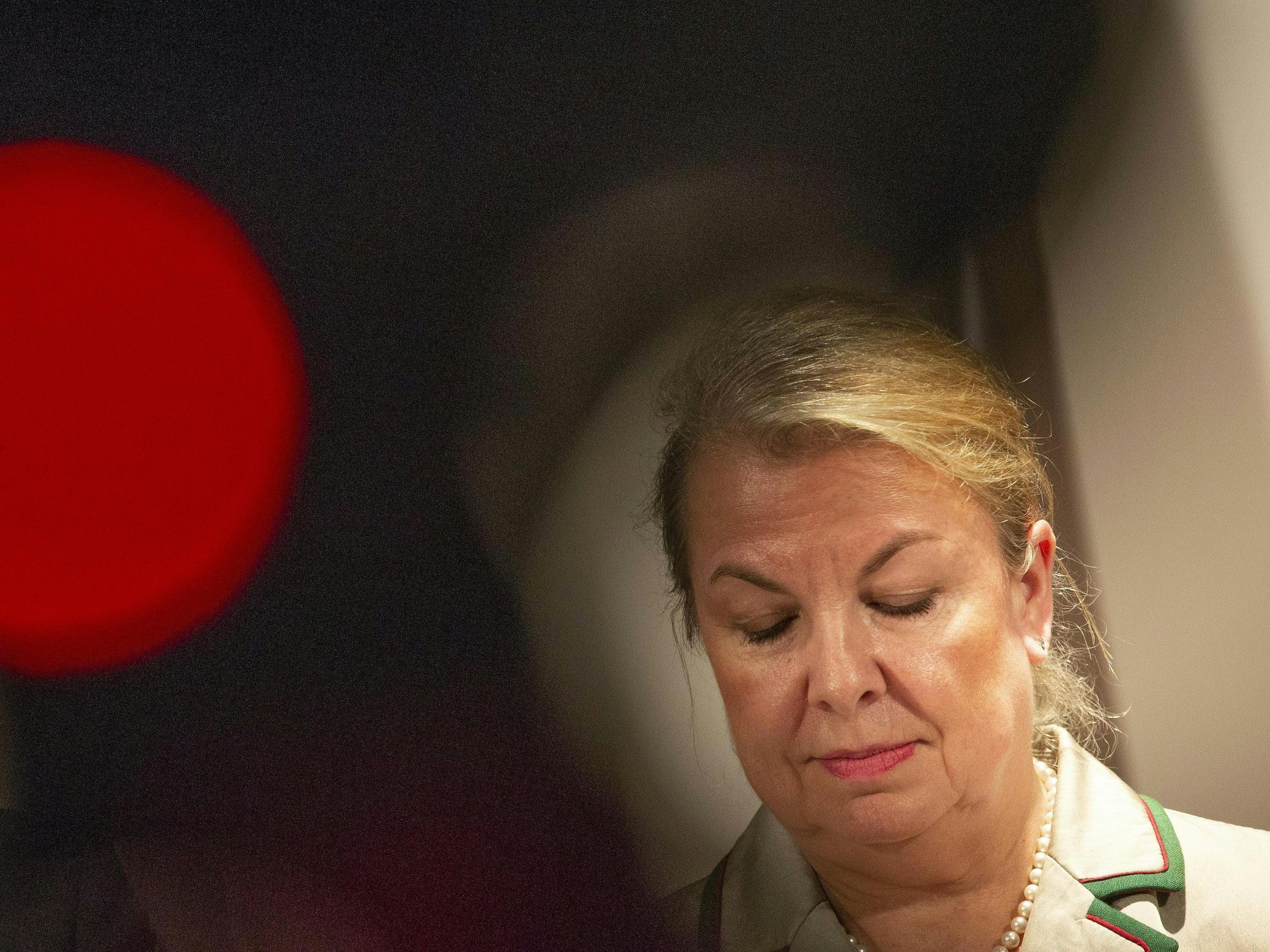 Wiener Wirtschaftstreibende wetten, dass Hartinger-Klein nicht mit 150 Euro im Monat überleben kann.