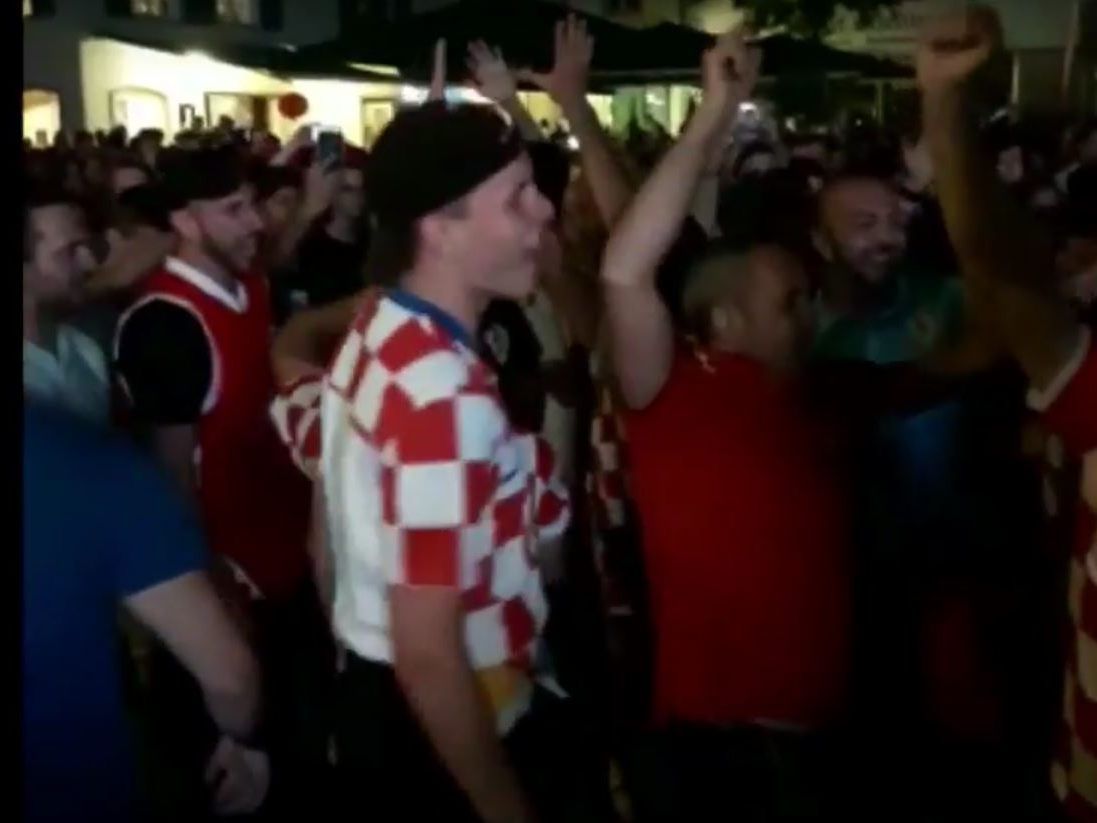 Kroatische Fans feiern in Dornbirn den Einzug ins WM-Halbfinale.