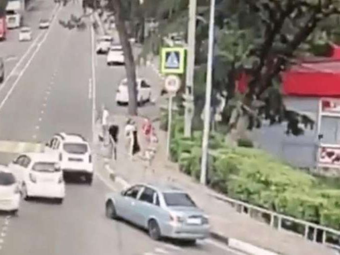 Das Auto rast ungebremst in eine Gruppe Fußgänger.