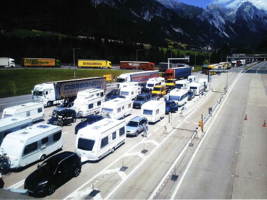 So stellte sich das Bild vor dem Arlbergtunnel dar (Tiroler Seite).