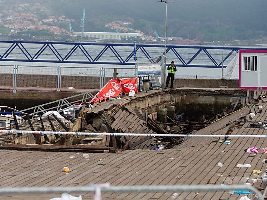 Zurück blieb ein großes Loch in dem hölzernen Aufbau