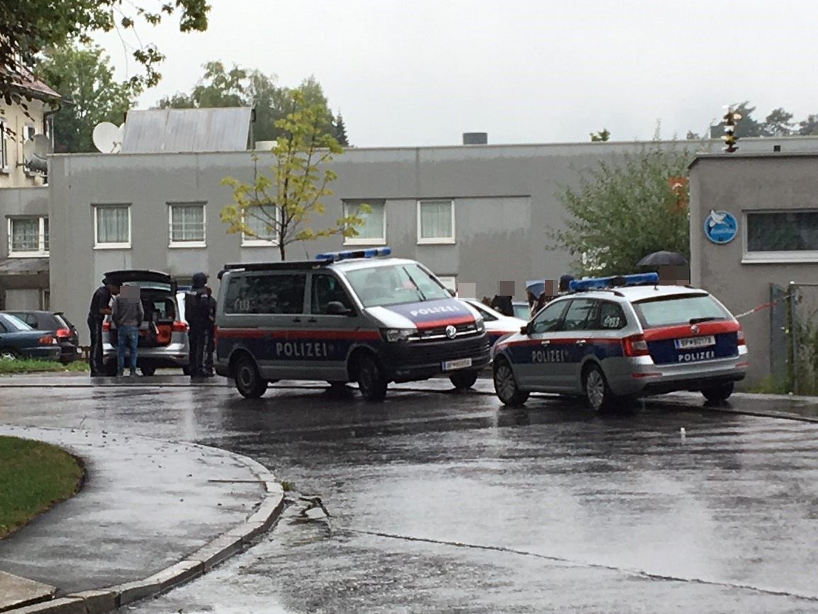 Polizeieinsatz in Dornbirn vor dem Ex & Hopp.