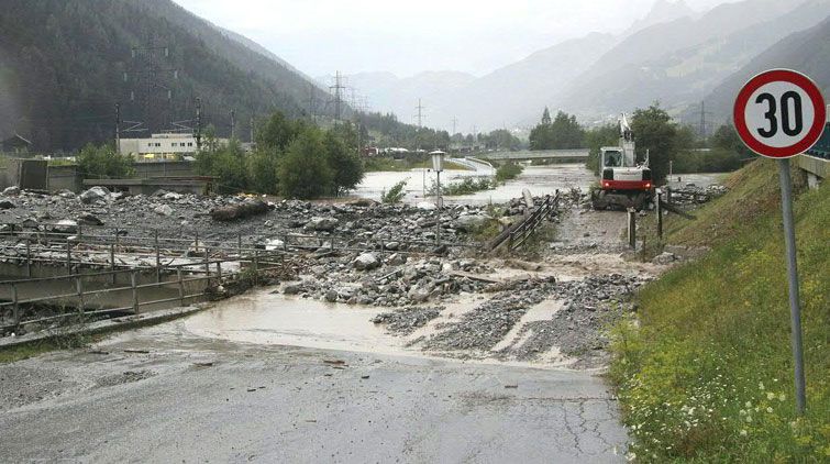Angeschwemmtes Geröll blockiert eine Straße im Tiroler Oberland.