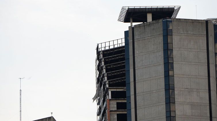 Ein unfertiger Wolkenkratzer in Caracas neigt sich nach dem starken Beben zur Seite.