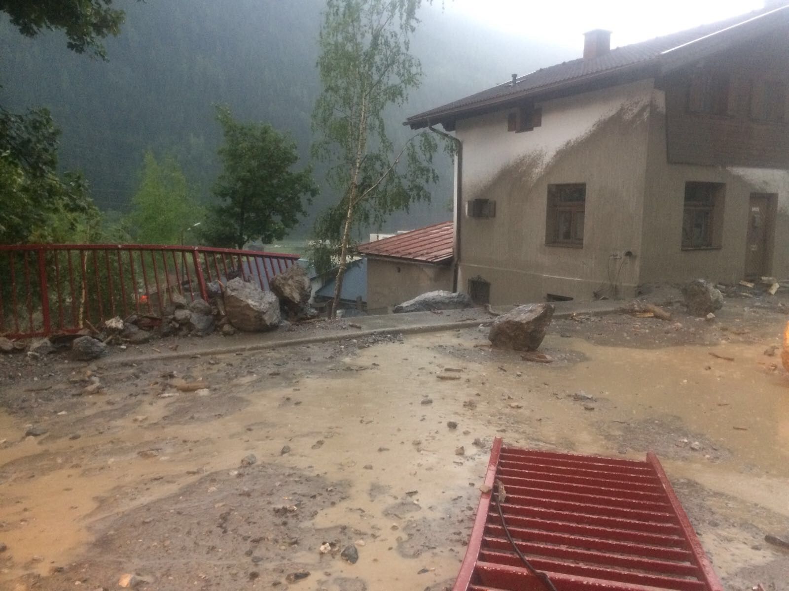Durch Schnann im Tiroler Oberland schoss eine Sturzflut.