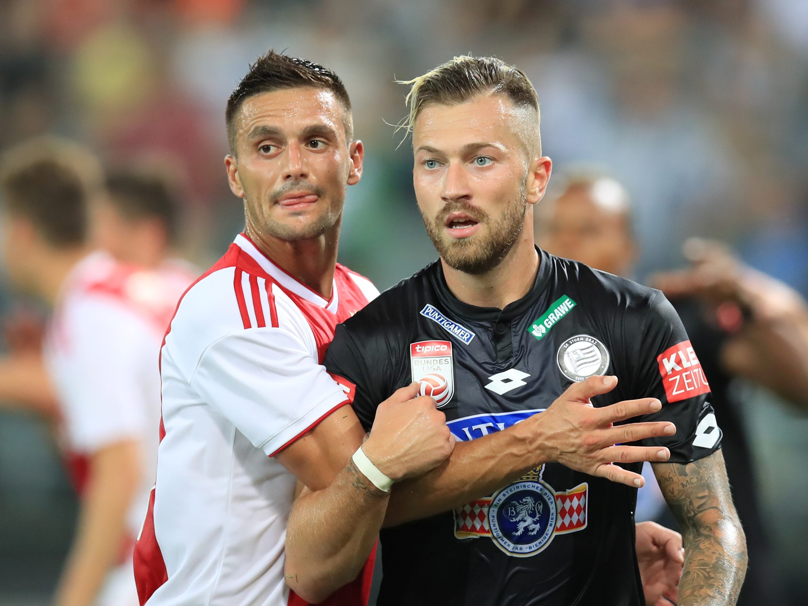 Ajax-Torschütze Dusan Tadic und Peter Zulj.