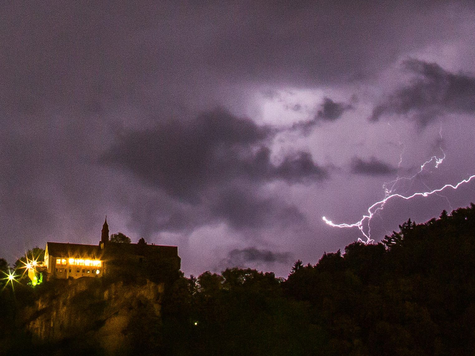 Vor allem in der Nacht auf Samstag soll es in Vorarlberg gewittern.