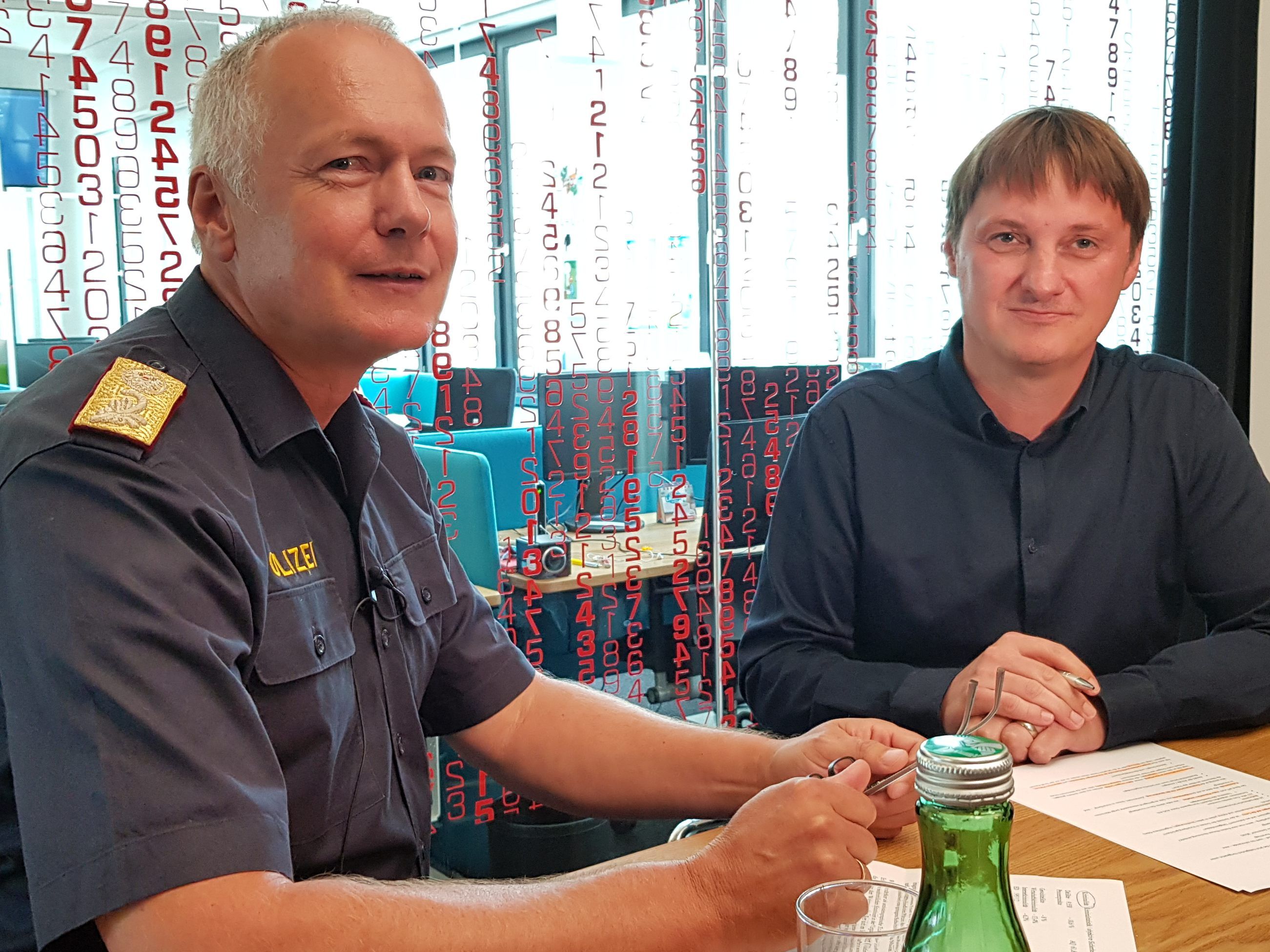 Polizeidirektor Hans-Peter Ludescher im VOL.AT-Studio beim Live-Talk.