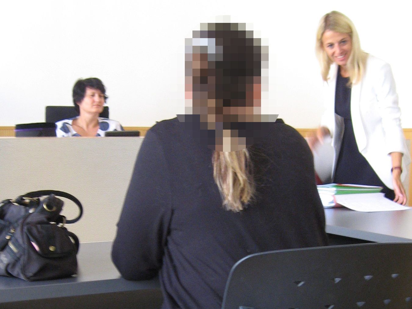 Die Frau räumte ein 1.000 Euro pro Monat aus der Kasse genommen zu haben.