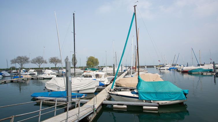 Zu tief ausgelegte Boote wurden in den Sporthafen verlegt.