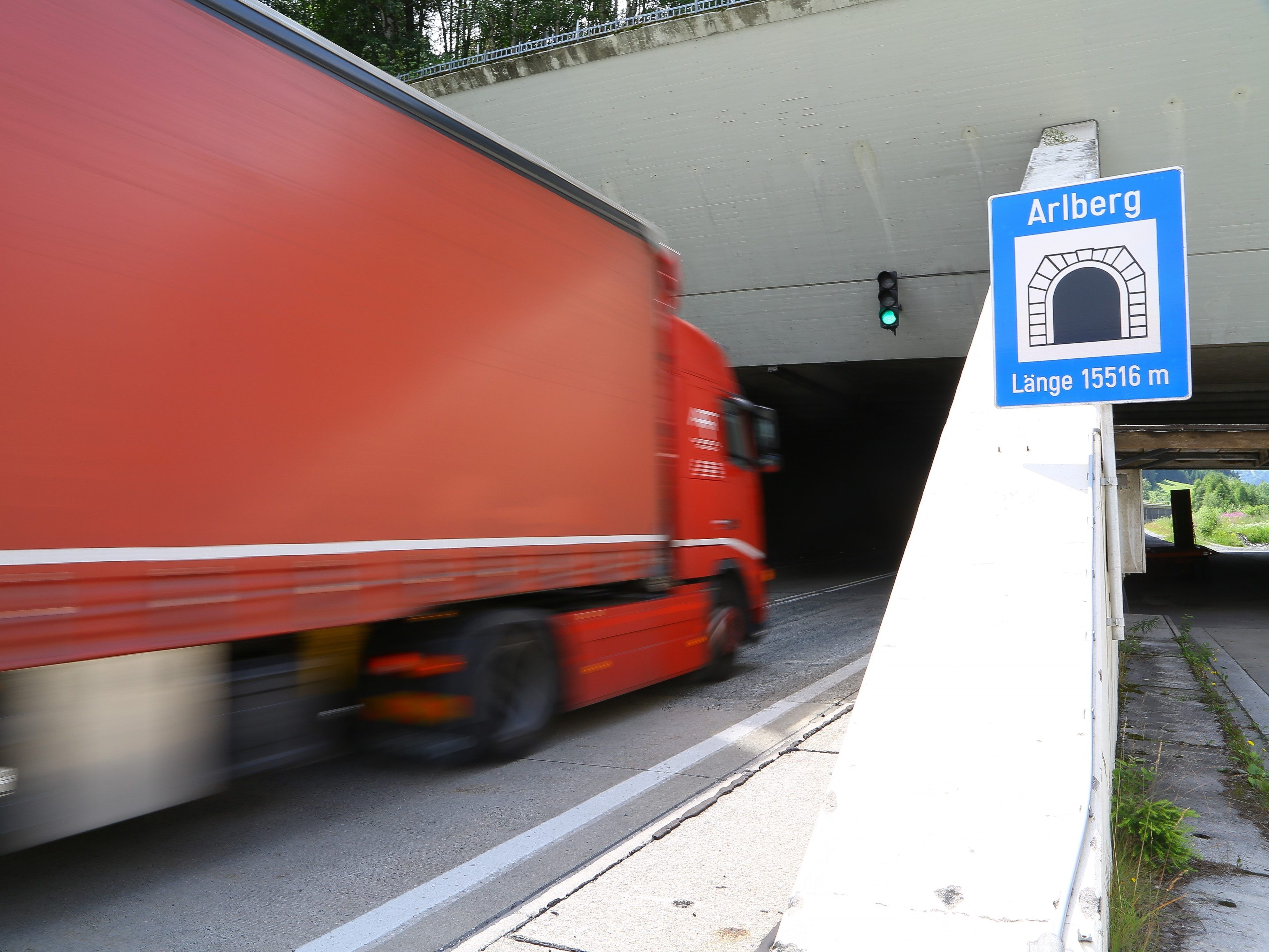 Am Mittwoch war der Arlbergtunnel wegen eines Unfalls mehrere Stunden gesperrt. Jetzt rollt der Verkehr wieder.