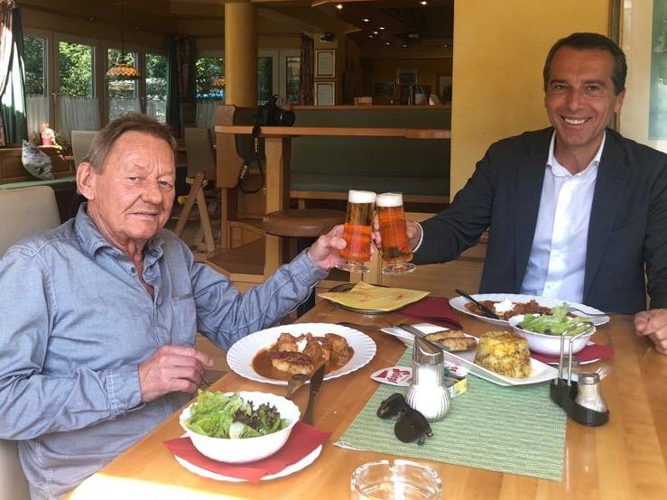 Wolfgang Abros und Christian Kern tauschten sich bei Gulasch und Bier aus.