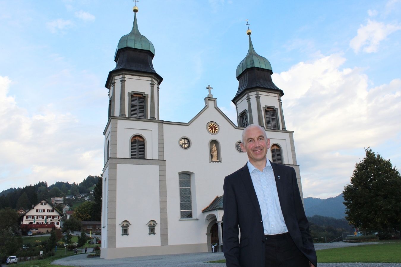 Pfarrer Paul Burtscher vor der Wallfahrtskirche Maria Bildstein