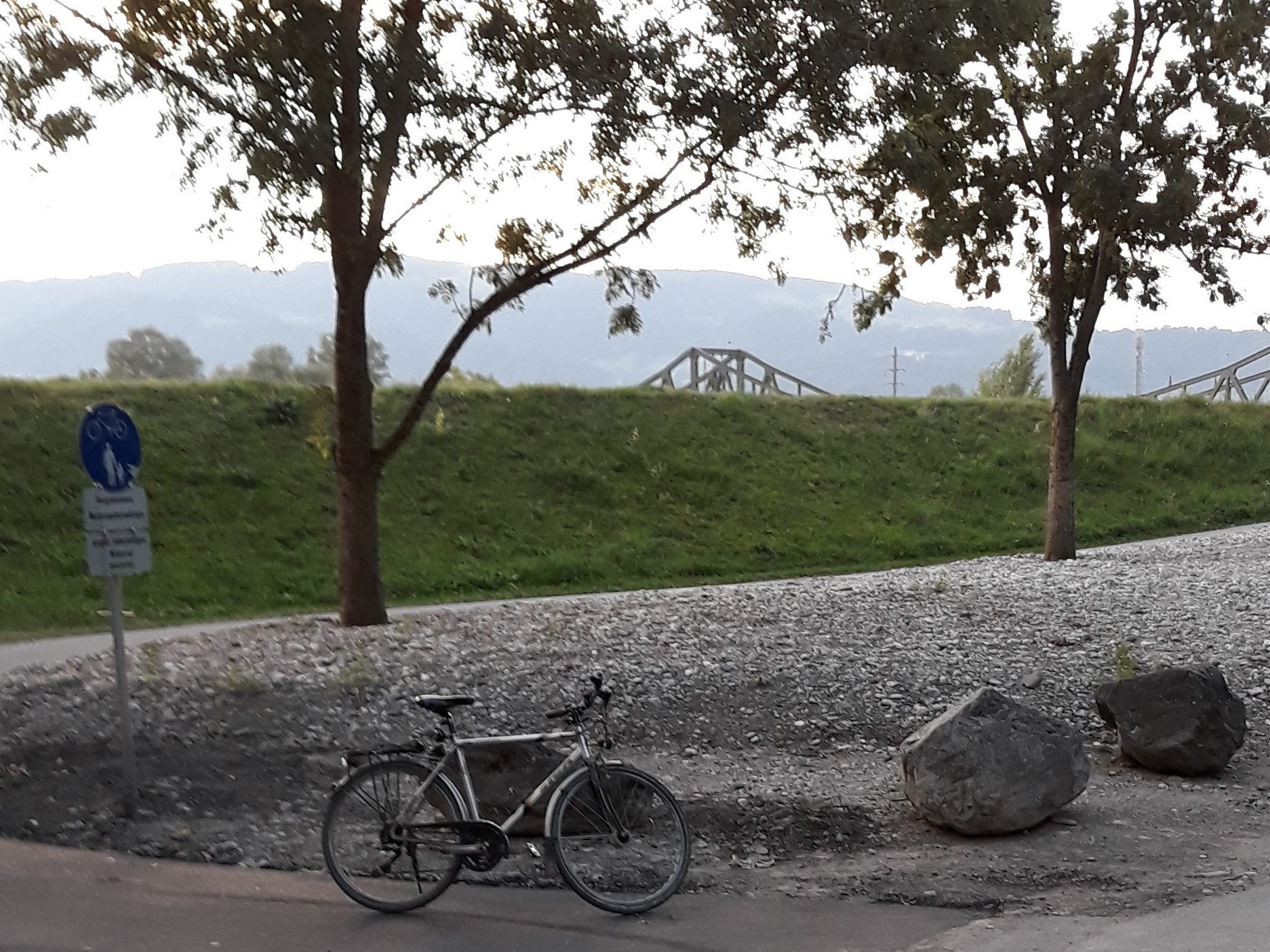 Der ehemalige Parkplatz wurde mit Rheinkies neu gestaltet.