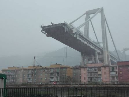 Die Autobahnbrücke in Genua ist eingestürzt.