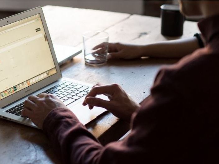 Die Polizei warnt vor betrügerischen Emails.