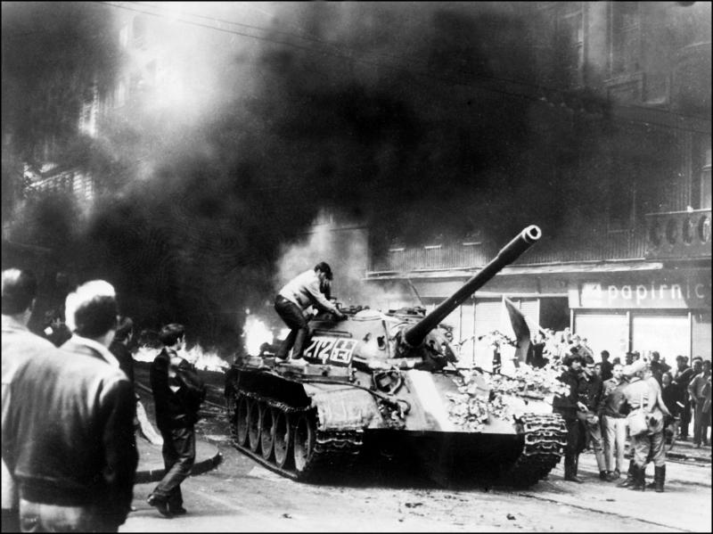 Menschen kletterten auf Panzer