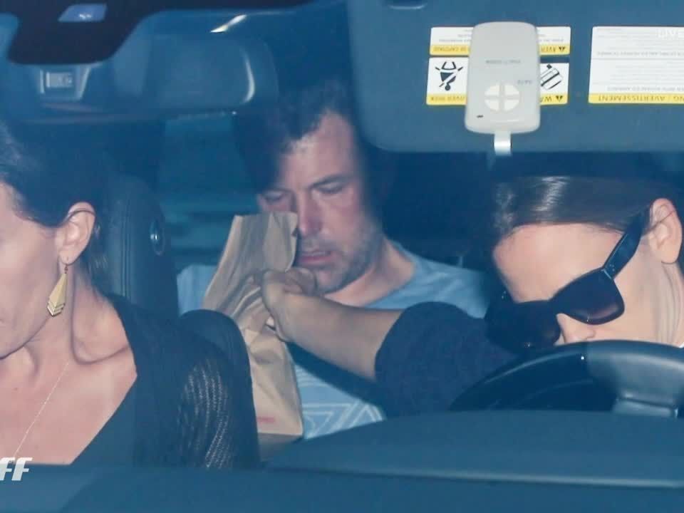 Sichtlich genervt reicht Jennifer Garner ihrem Ex-Mann eine Tüte nach hinten.