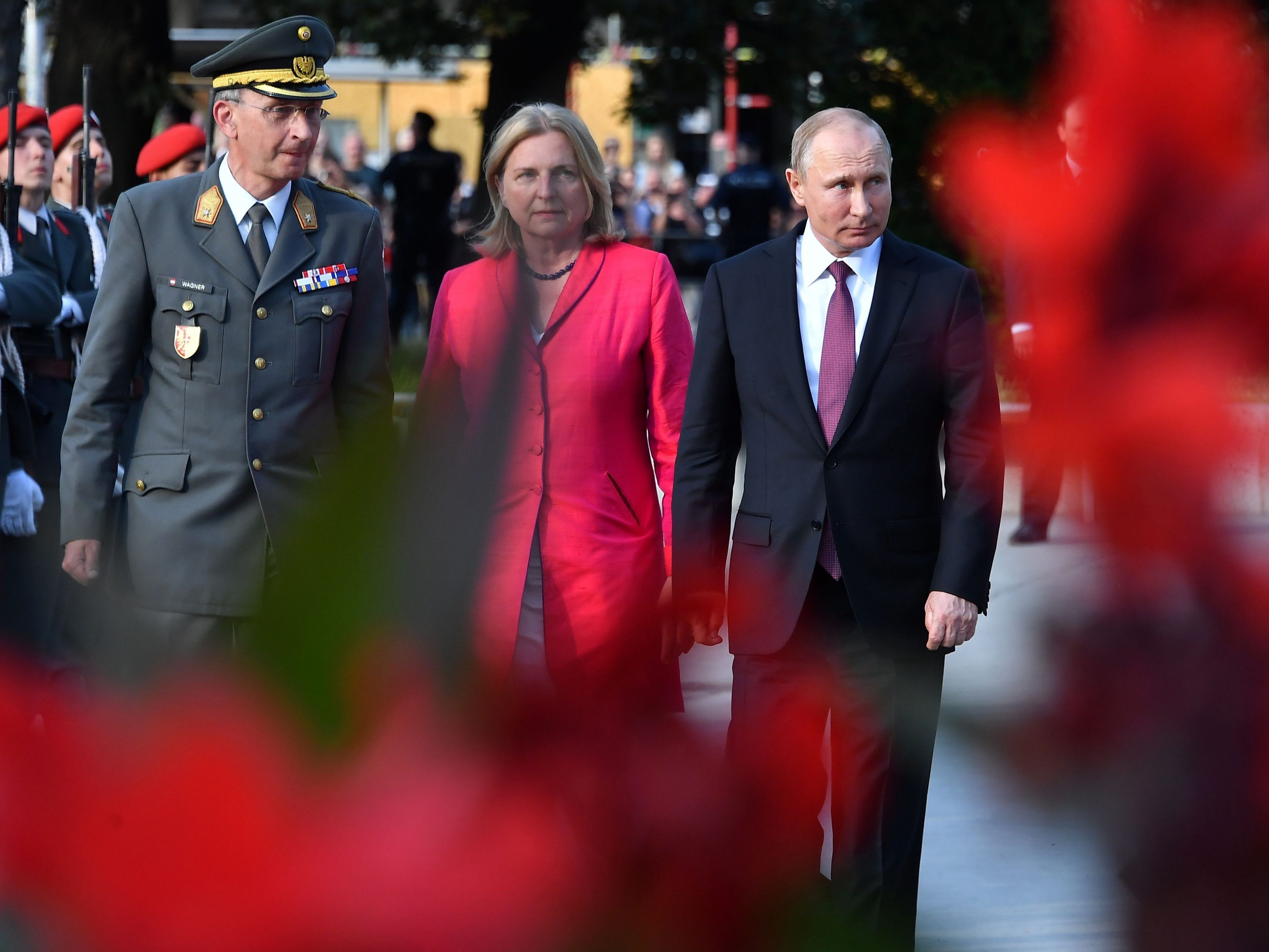 Hier kommt die Braut - mit Vladimir Putin (r.) an ihrer Seite.