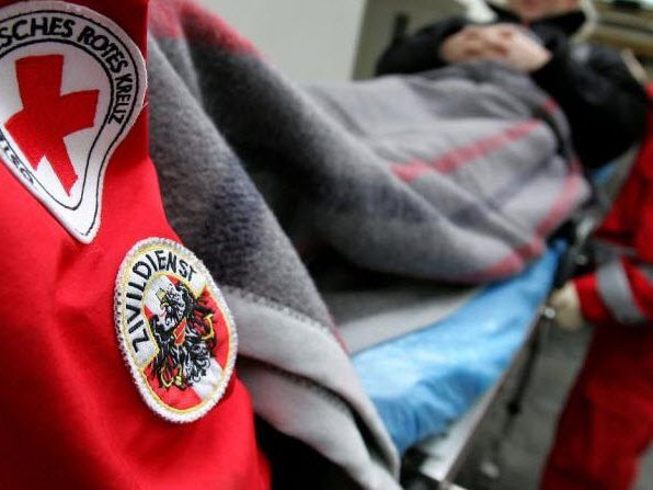 Zwei Jugendliche bei Zusammenstoß an Kreuzung von Moped geschleudert
