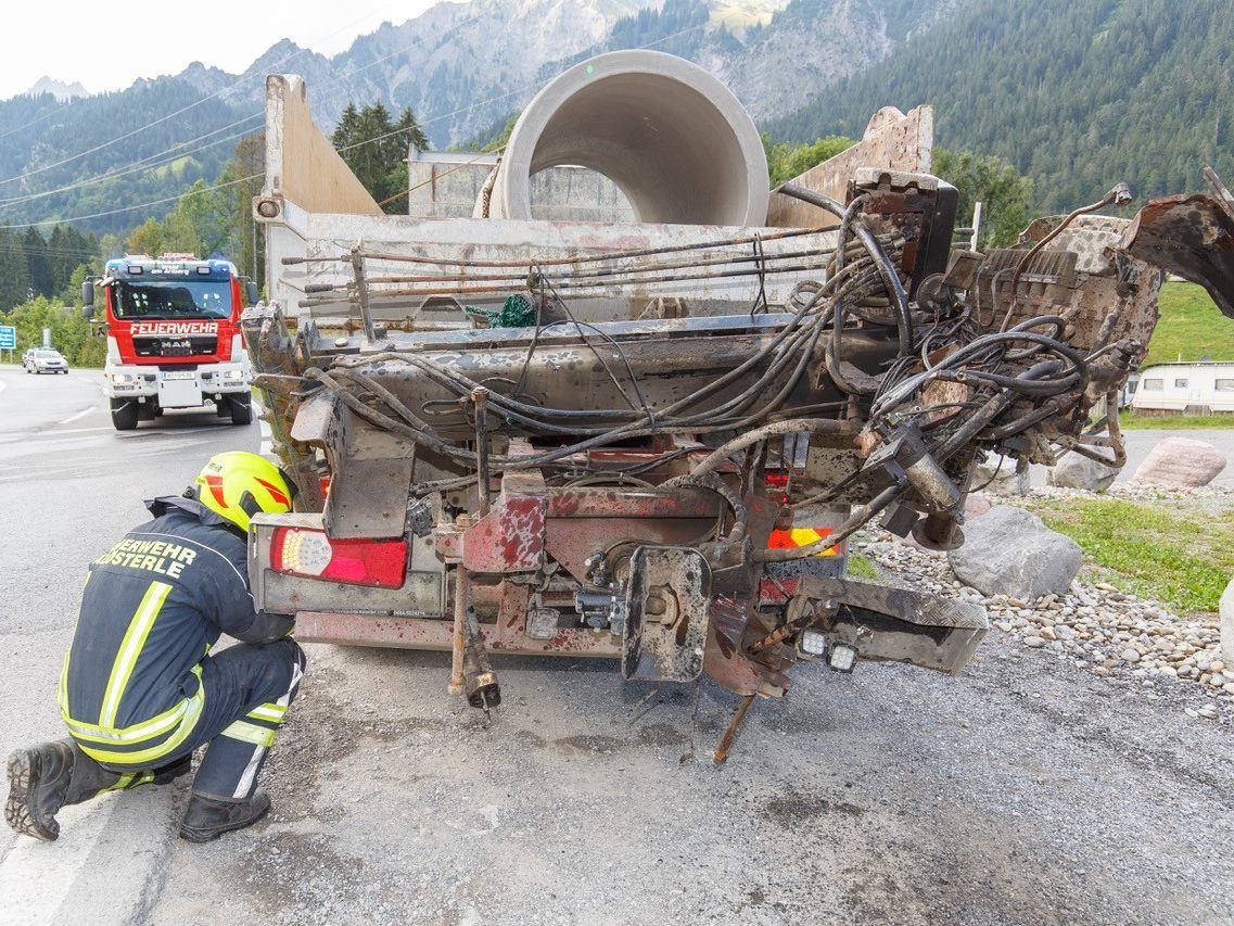 Der Lkw blieb mit seinem Kran an der Brücke hängen.
