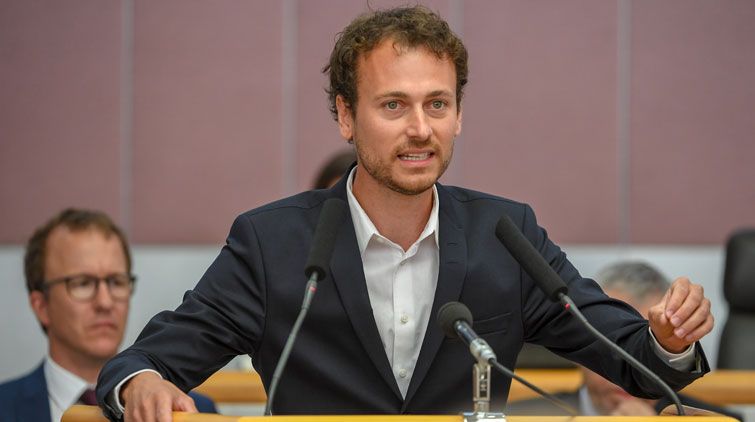 Daniel Zadra (GRÜNE) steht der Entscheidung kritisch gegenüber und appelliert zum Umdenken.